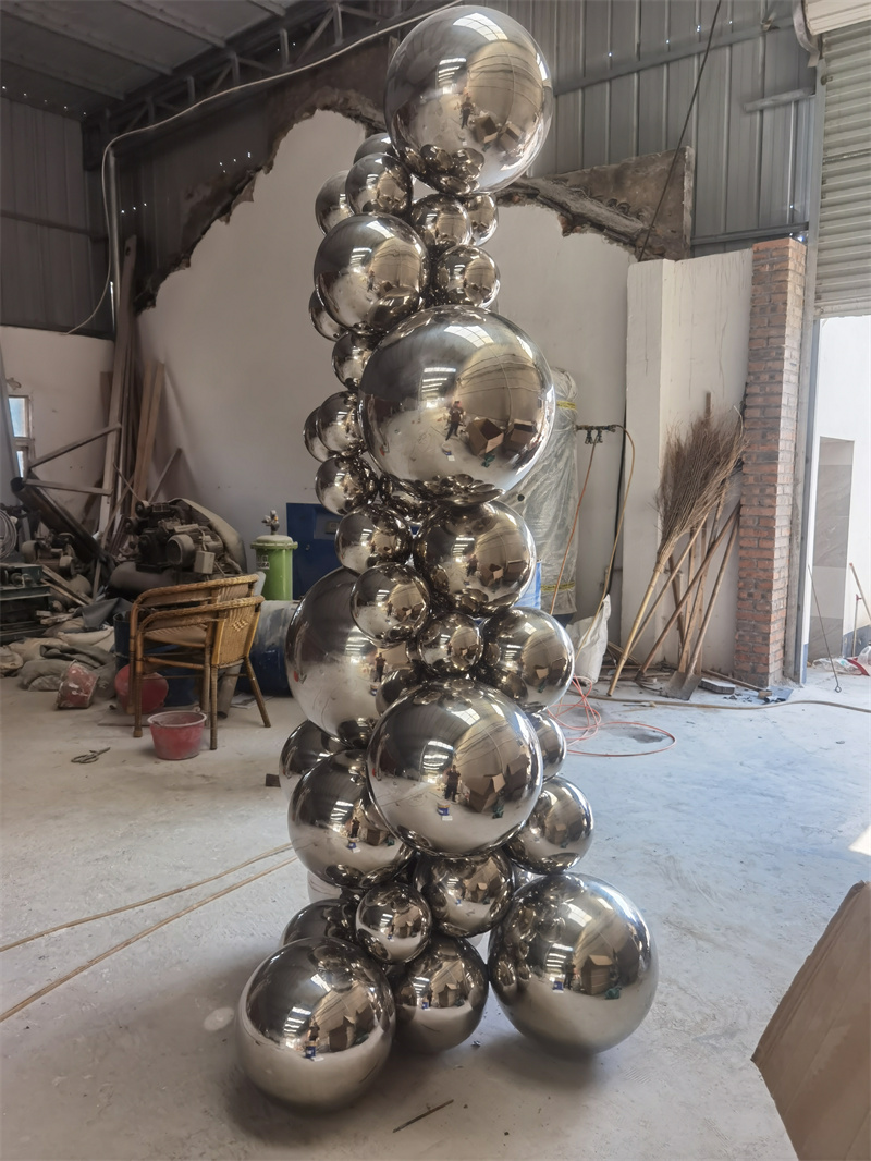 玻璃鋼雕塑如何應對戶外環(huán)境的挑戰(zhàn)