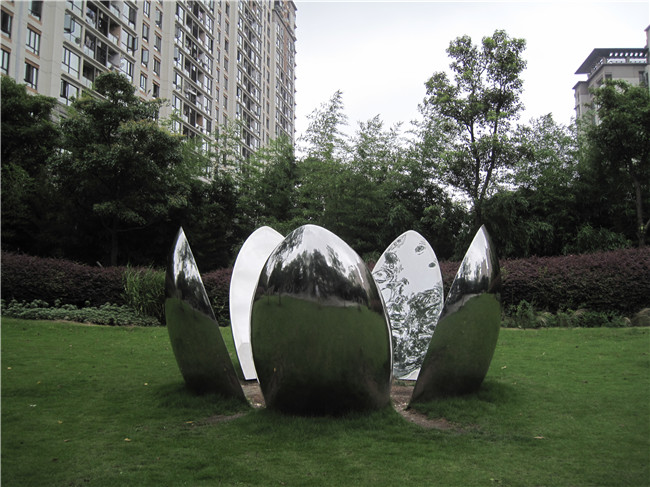 古代鑄銅雕塑與現(xiàn)代雕塑的對比